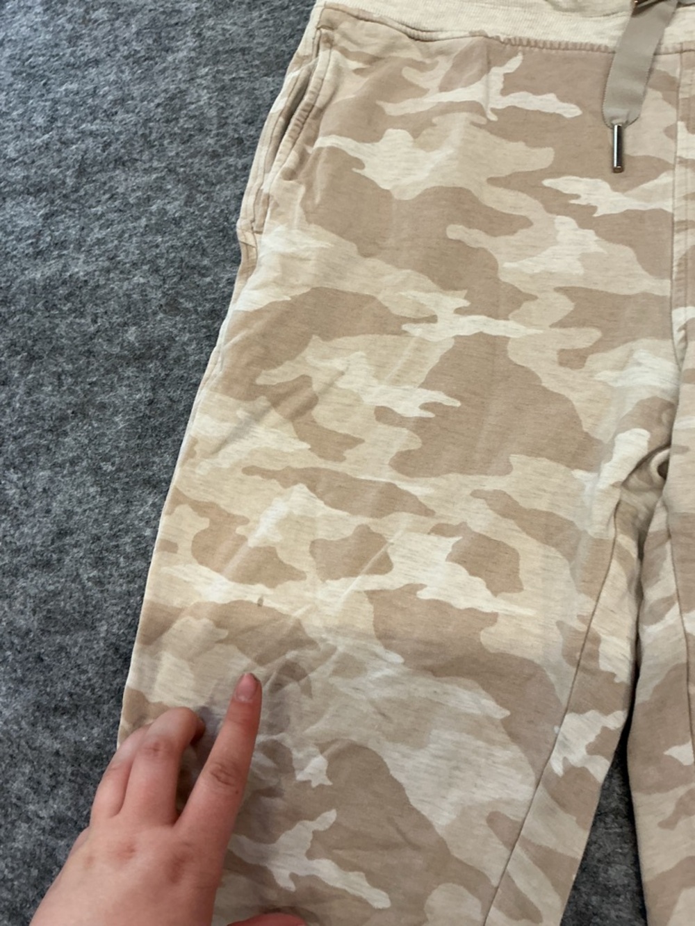 Athleta Balance Printed Beige and Cream Camo Jogger Pants Size M - Picture 2 of 5